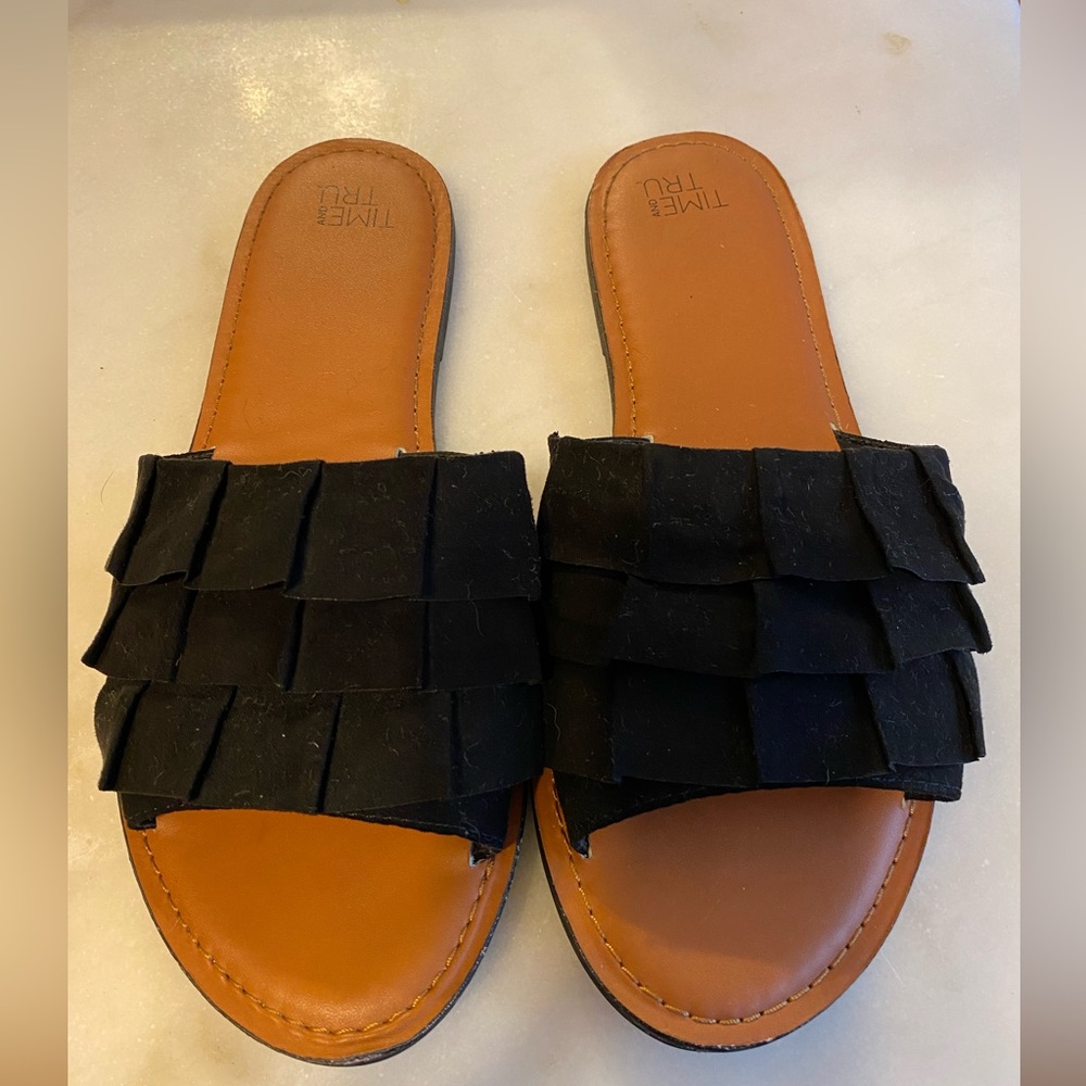 Time True : Size 8 Black and Brown sandals